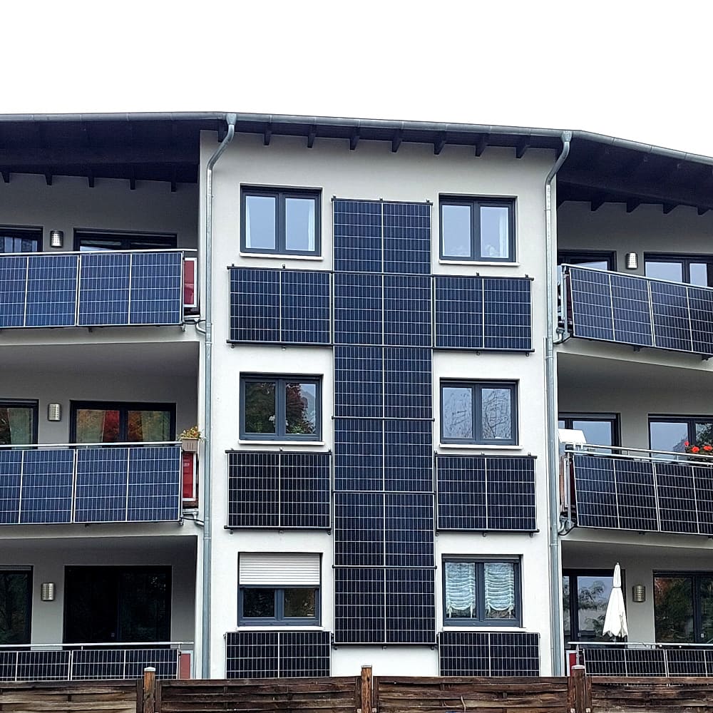 Solarfassade an einem Mehrfamilienhaus errichtet von EMIS Electrics aus Lübbenau 