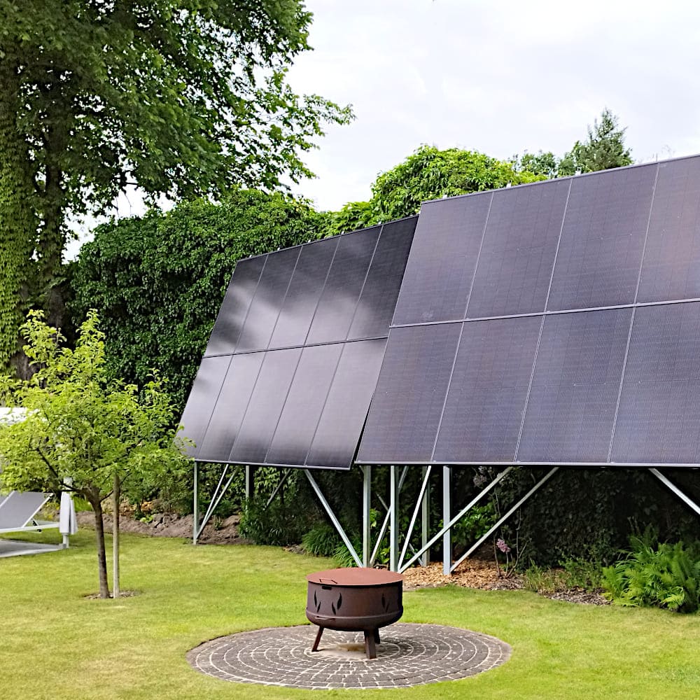 PV-Module auf einem Ständerwerk in einem Privatgarten errichtet von EMIS Electrics aus Lübbenau 