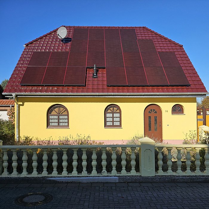 Rote Photovoltaikmodule Silk Nova
