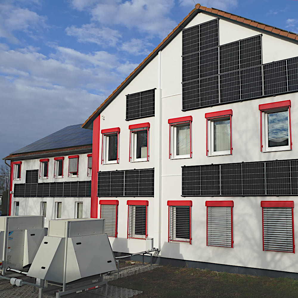 PV-Fassadenanlage von EMIS Electrics in Lübbenau