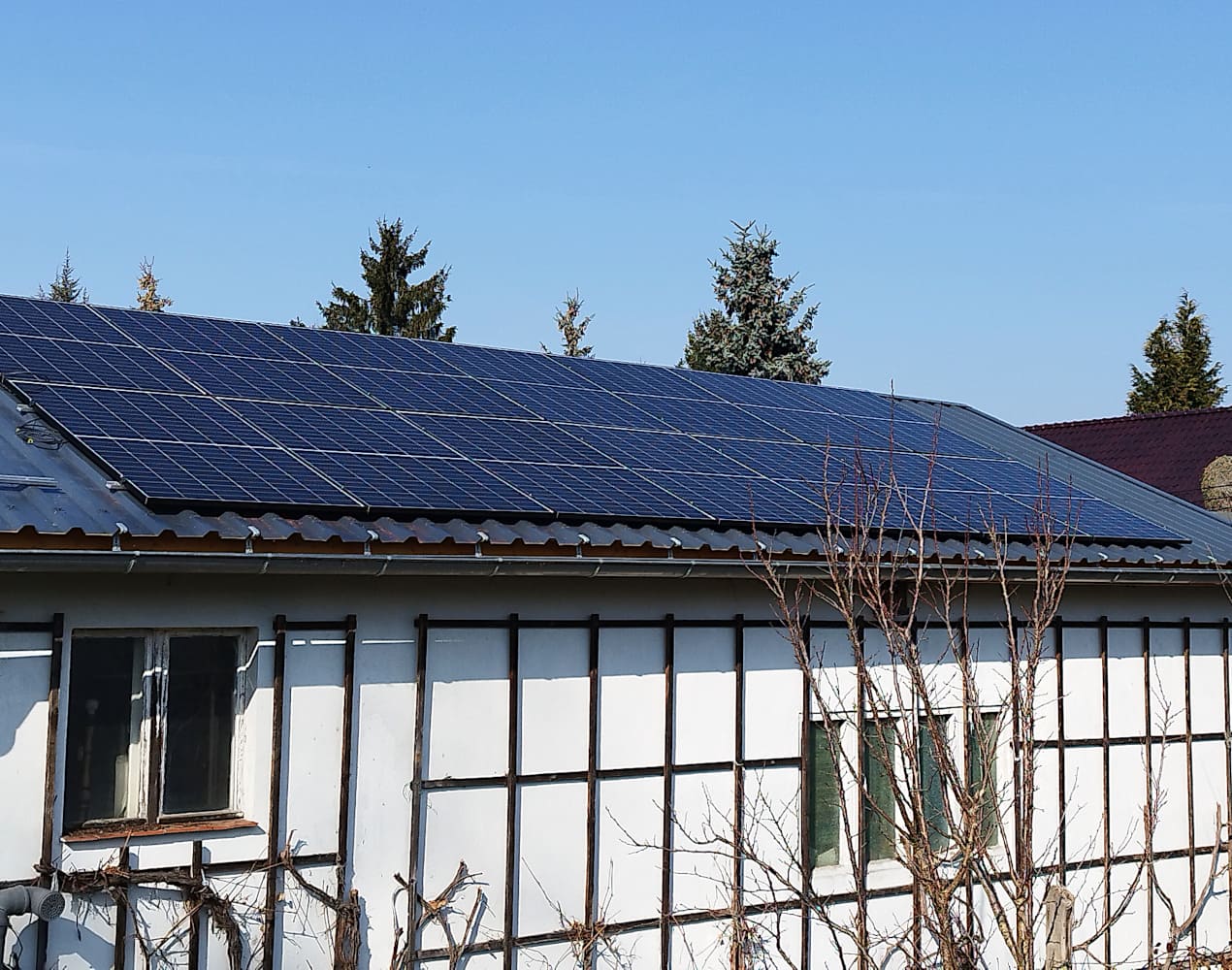 Photovoltaik-Anlage auf einem privaten Nebengebäude installiert von EMIS aus Lübbenau 