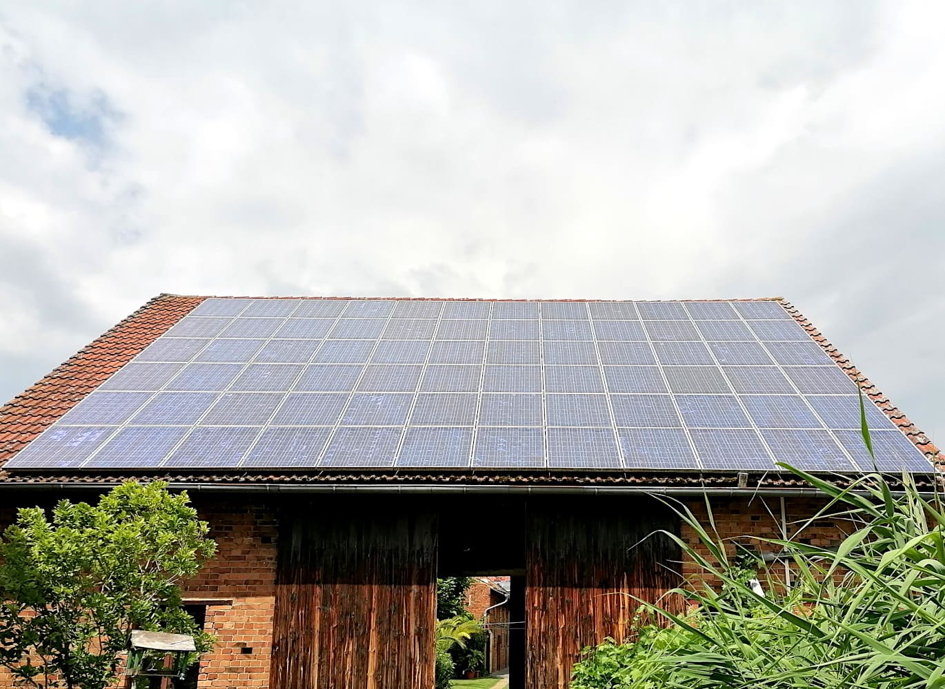 Private ganzflächige PV-Anlage auf einer Holzscheune installiert von EMIS aus Lübbenau 