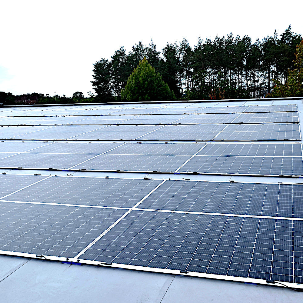 PV-Leichtmodule von EMIS Electrics auf einem Gewerbeobjekt in Brandenburg