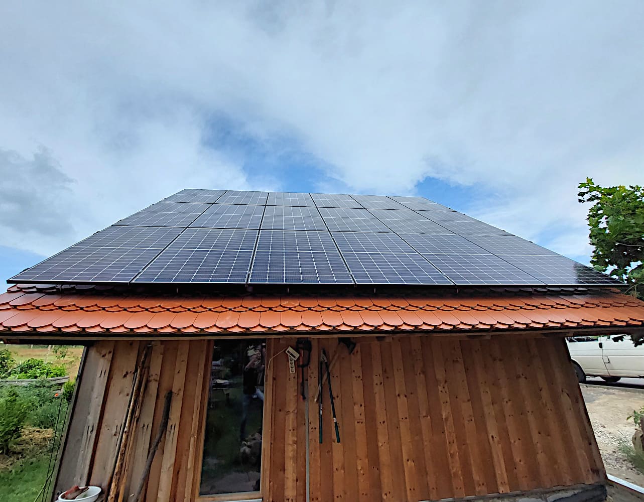 Photovoltaik-Anlage auf einem privaten Holzgebäude installiert von EMIS aus Lübbenau 